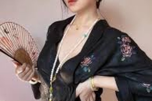 揭秘董宇辉“法不责辉”：假洋牌背后的真相与启示
